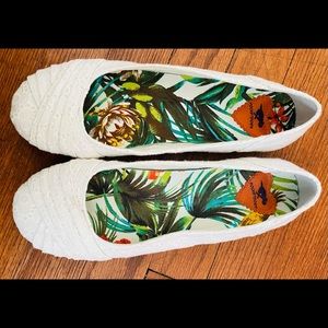 Cute and comfy White lace Rocket Dogs women’s 8.5